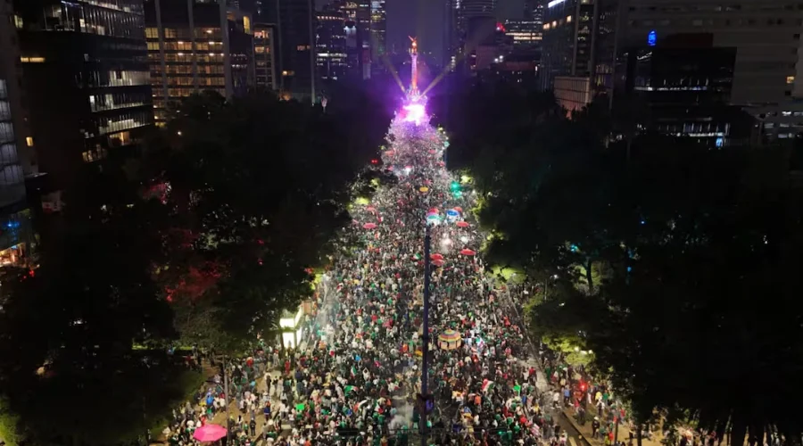 Más de 400 mil personas celebran triunfo de México en el Ángel