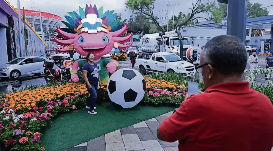 Mexicanos y extranjeros arman la fiesta un día antes