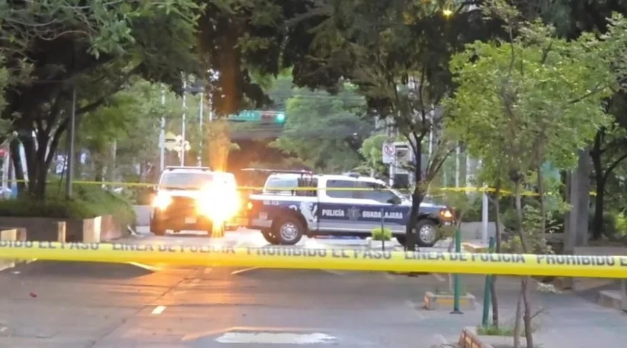 Muere joven colombiano durante riña en Guadalajara Un hombre originario de Colombia murió durante una riña colectiva ocurrida la madrugada de este jueves en la zona de bares de la Colonia American