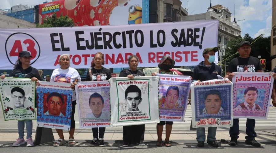 Padres de los 43 acusan criminalización y bloqueo de sus autobuses