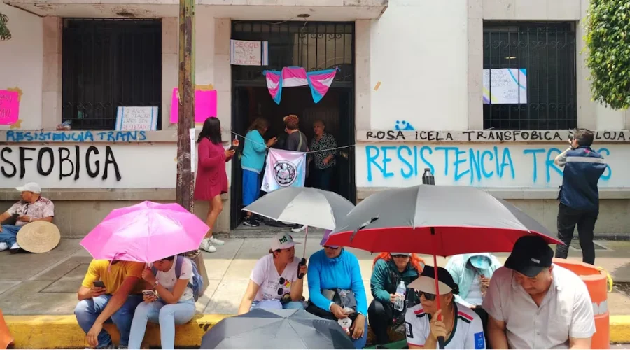 Personas trans y no binarias cumplen 18 horas atrincheradas en Segob