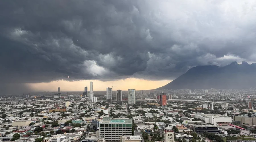 Reportan lluvia intensa y caída de granizo en Área Metropolitana de Monterrey