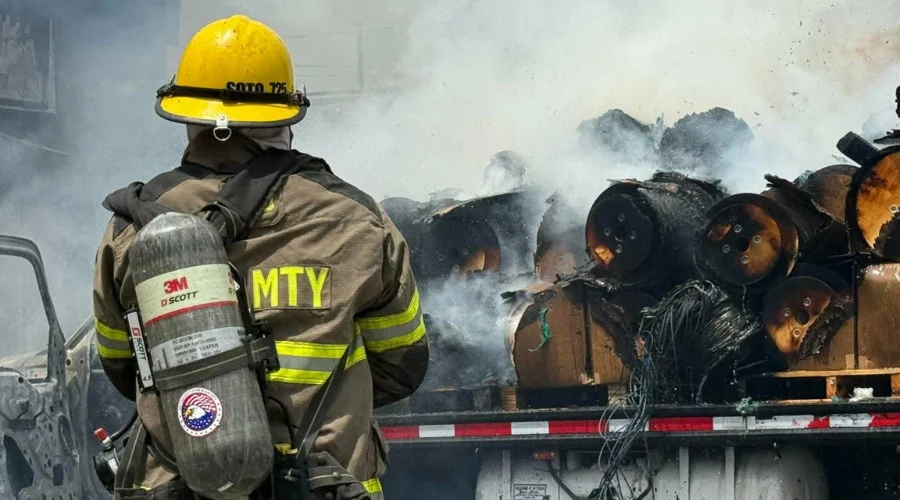 Se incendia camión y alcanza a Oxxo en Monterrey