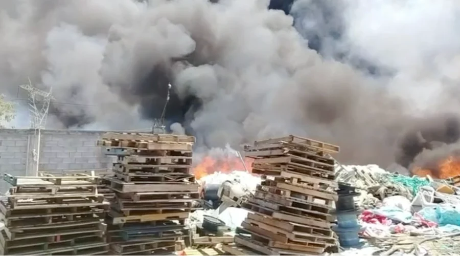 Se incendia recicladora de plásticos en límites de Escobedo y Salinas Victoria