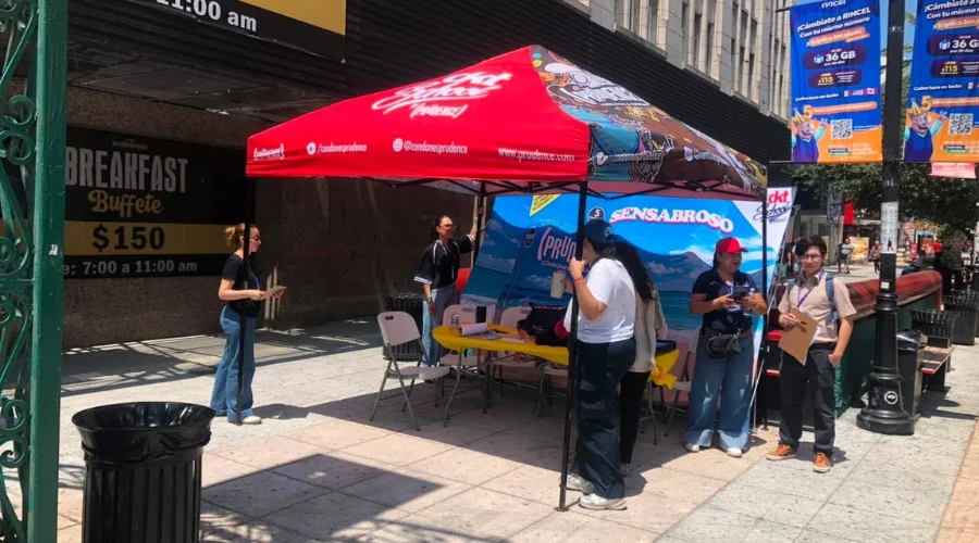 Si no hay ‘globitos’ no hay fiesta; regalan preservativos en Monterrey