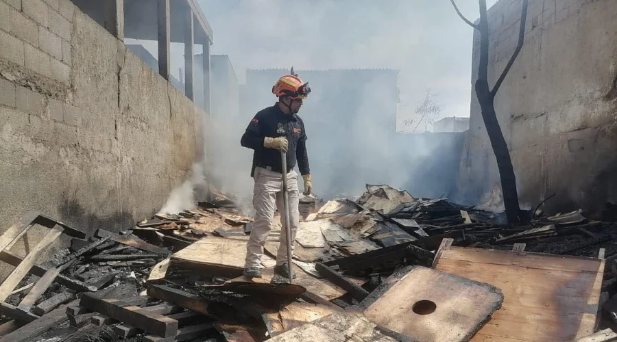 Sofocan fuego en bodega en Centro de Monterrey