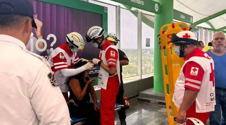 Sujeto empuja a vagones del Metro a mujer; lo detienen en Escobedo