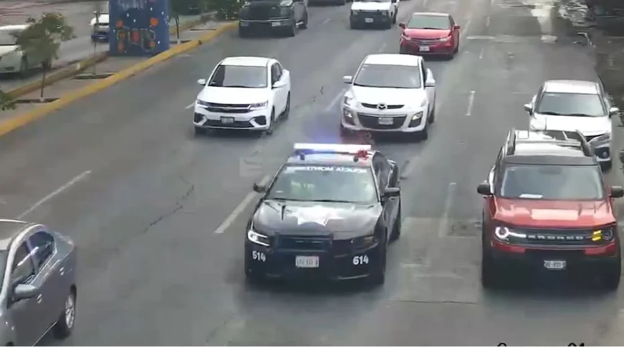 Tránsitos de Monterrey apoyan a hombre que sufrió preinfarto