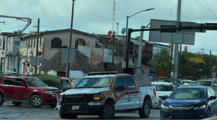 Una patrulla de la Guardia Estatal se vio involucrada en un accidente vial la mañana de este miércoles sobre la carretera a San Fernando, luego de que presuntamente cruzara un semáforo en luz roja