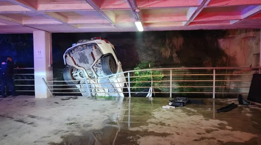 Vehículo cae tres niveles de estacionamiento