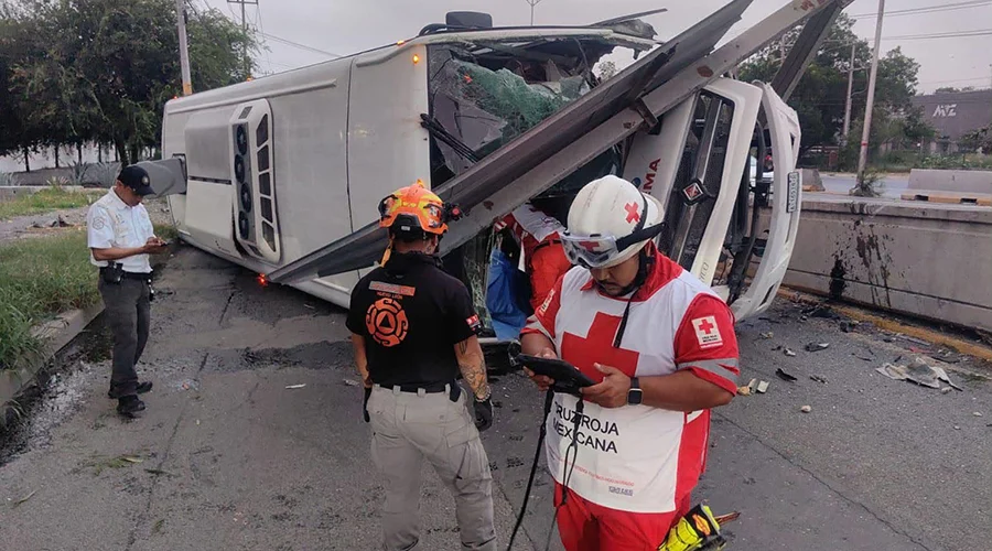 muere-conductor-tras-volcadura-de-camion-de-personal-en-escobedo