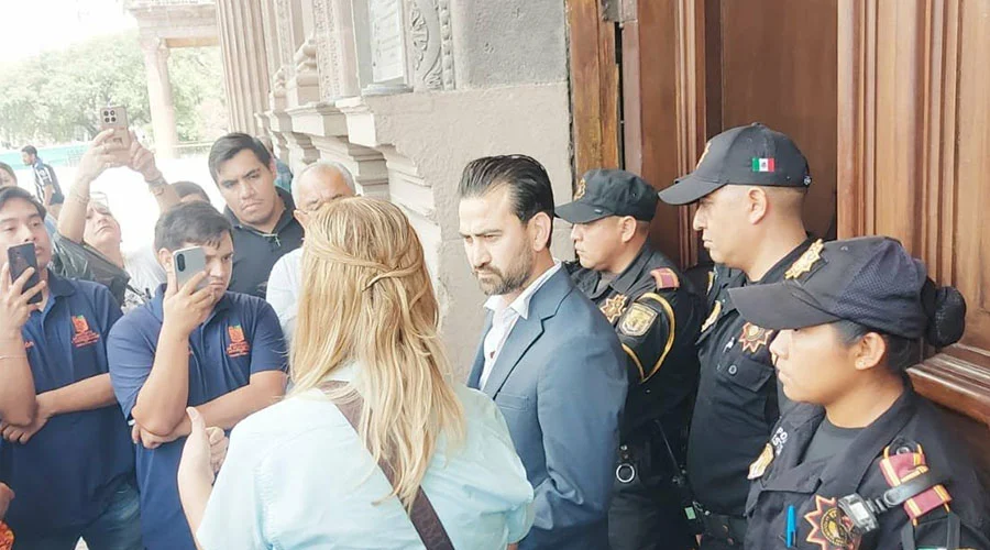 Reclaman pago a Gobierno de Nuevo León operarios contratados para transporte mundialista 1 45
