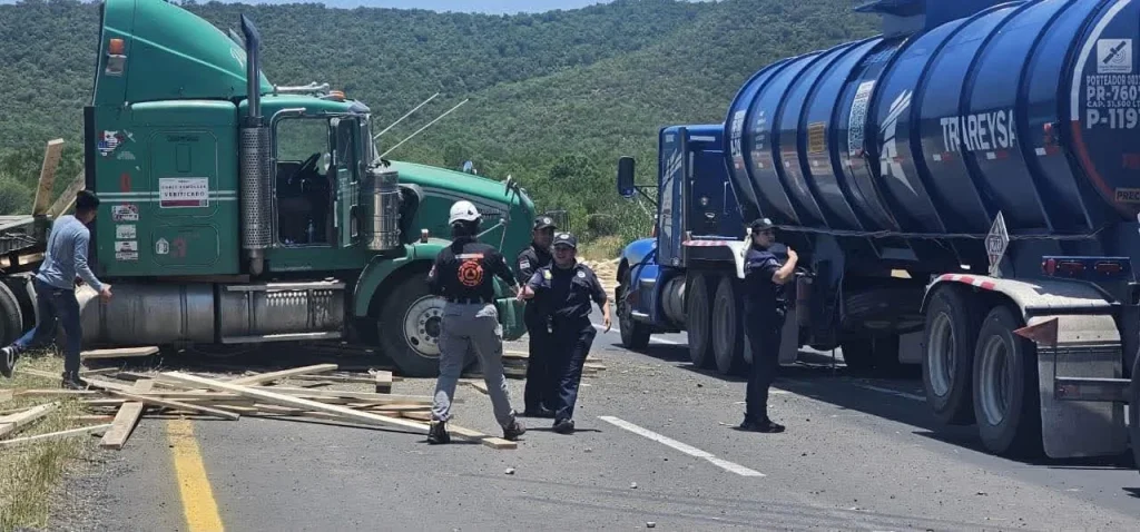 Vuelca tráiler cargado con tablones de madera en la Carretera Nacional 3 734684729 973934702313993 3482527687200220394 n