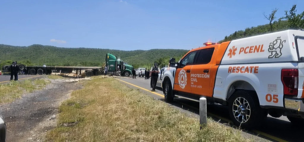 Vuelca tráiler cargado con tablones de madera en la Carretera Nacional 2 734718057 1661132358309574 5366361667581756107 n