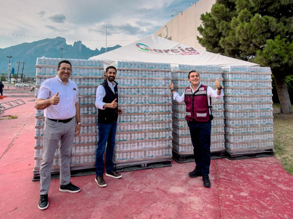Heineken México dona agua a familias de García ante problemas de abasto 1 736342844 1539459684382519 1044669767656707433 n