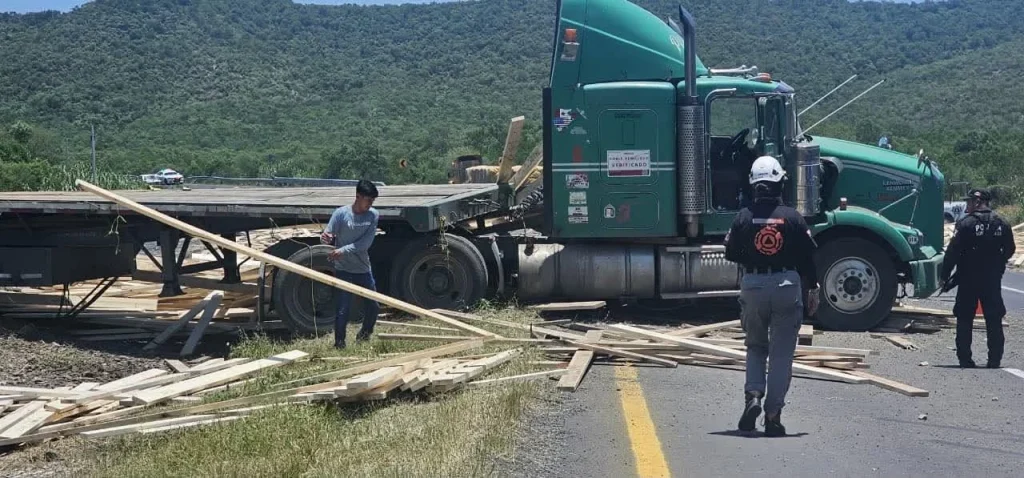 Vuelca tráiler cargado con tablones de madera en la Carretera Nacional 1 736454996 1030174989594787 3248479293904716125 n
