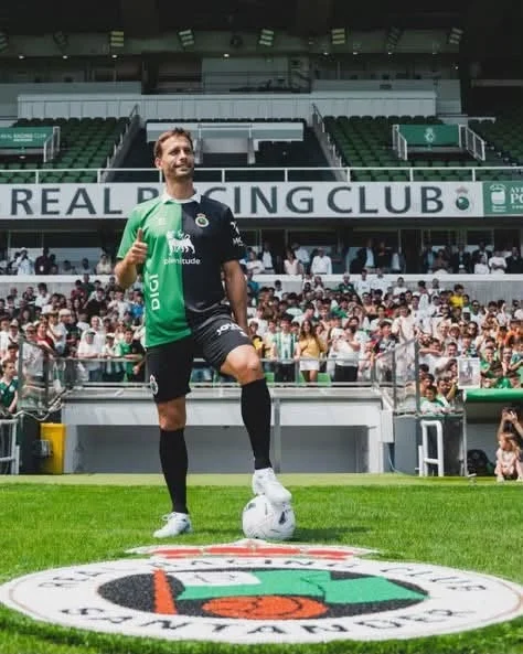 Presentan a Sergio Canales en Racing de Santander 2 738395991 1414872063815677 3160963622327550940 n