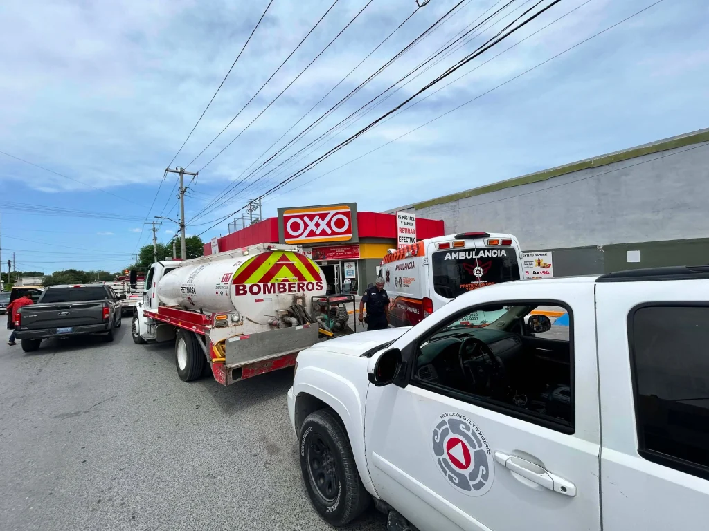 Corto circuito en tienda de conveniencia moviliza a cuerpos de emergencia en Reynosa 1 739126549 1655516772219141 9050525493419671521 n