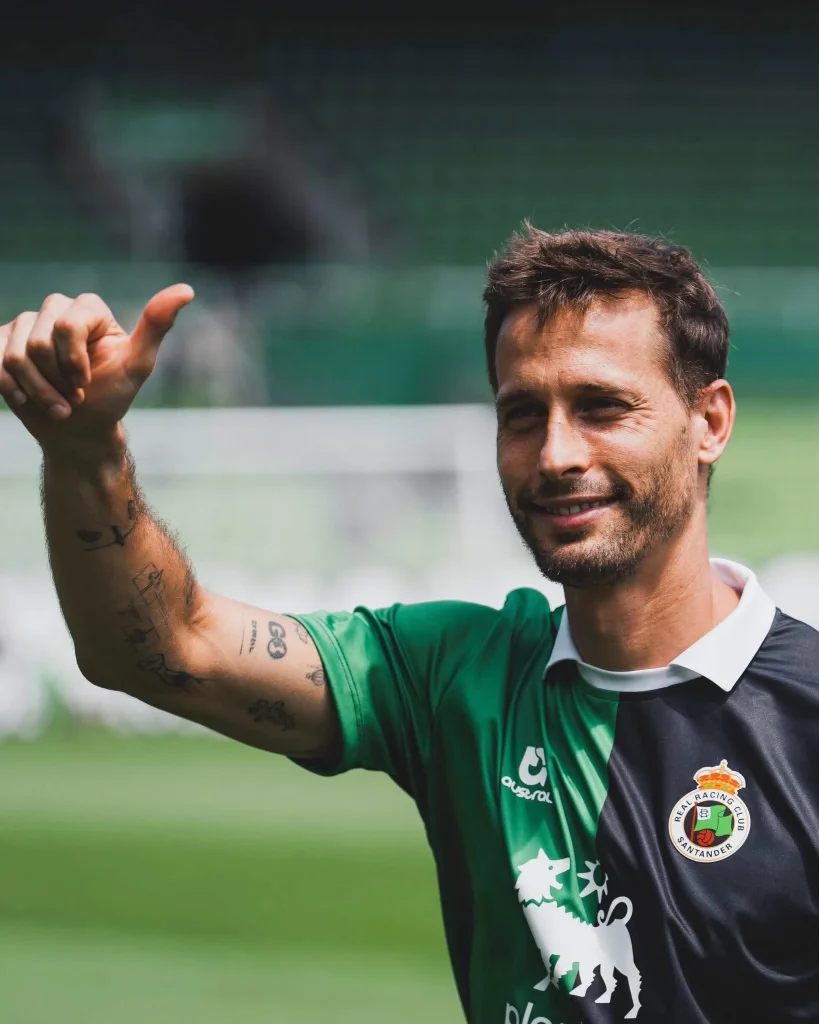 Presentan a Sergio Canales en Racing de Santander 1 739312415 4337567006496656 3769664168992998367 n