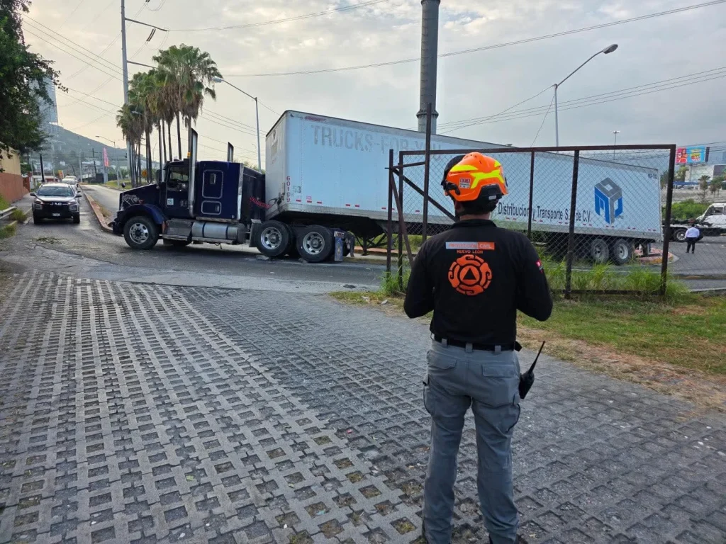 Tracto camión queda atorado en curva en Monterrey 1 740012371 1577599630741433 8574992928605605259 n