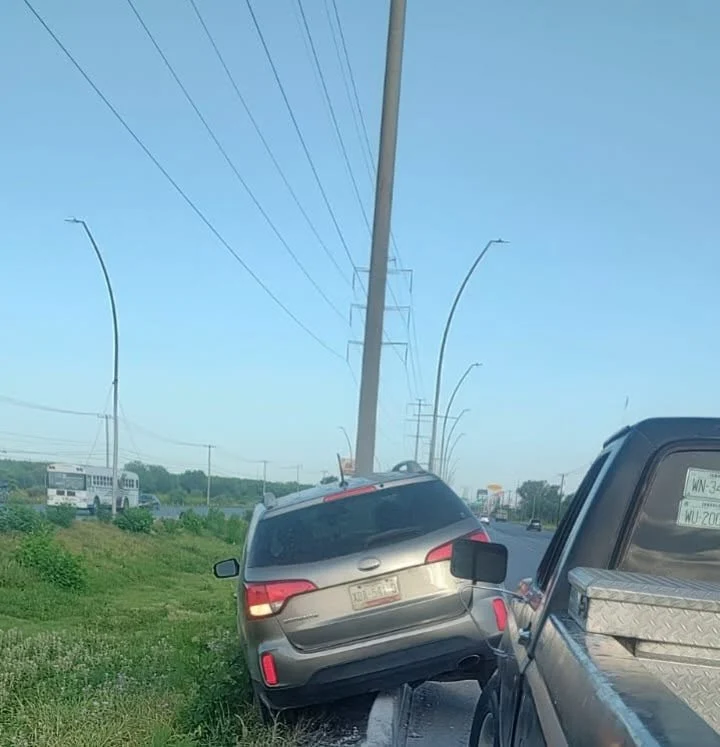 Conductora se trepa a camellón en Reynosa 1 740858677 2445417535944475 5147681370303576492 n