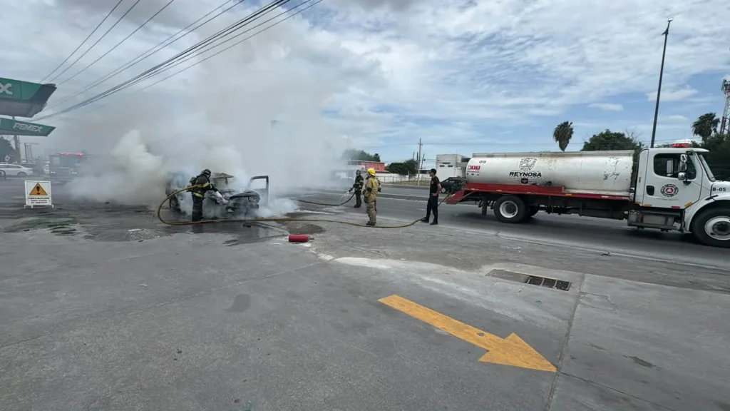 Incendio consume camioneta sobre la carretera Reynosa-Río Bravo 1 740999180 1385425760070219 7795870329349424769 n