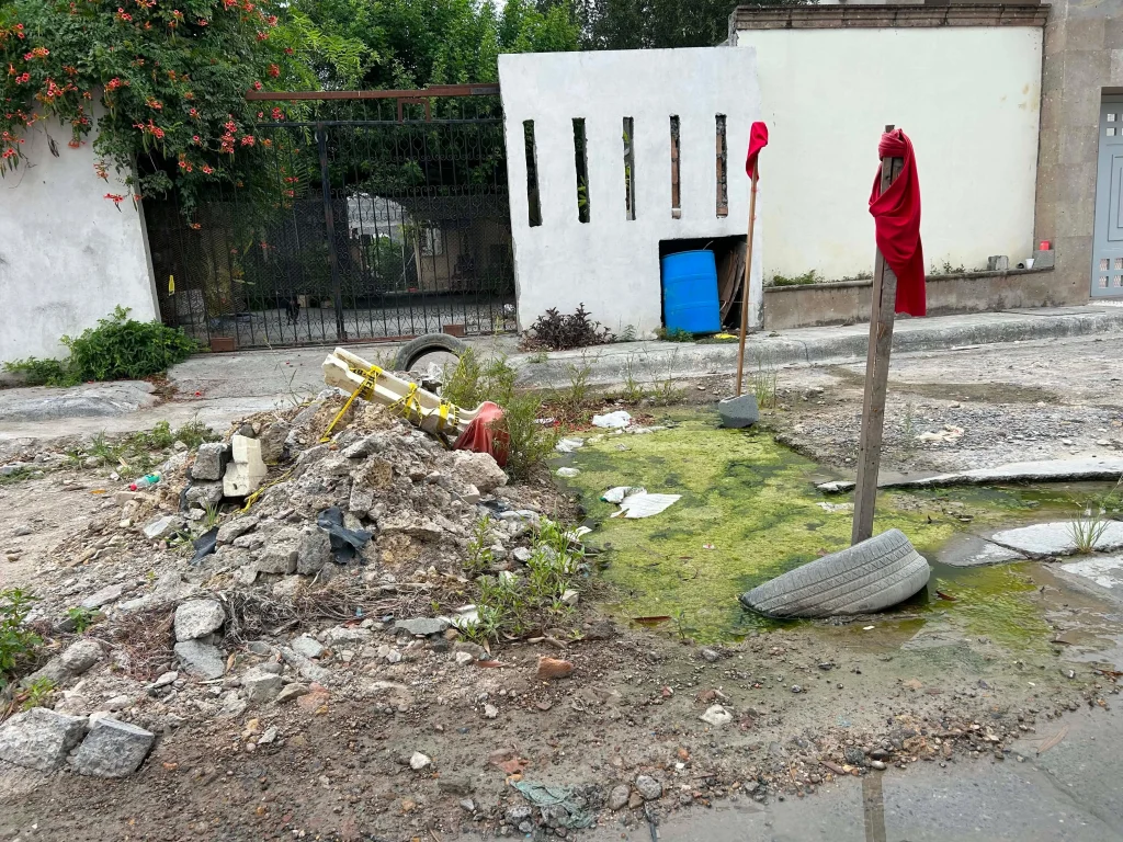 Persisten fugas de agua potable y drenaje en Riberas de Rancho Grande 1 742510945 1437218038438912 7276857367394734474 n
