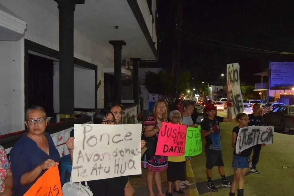 Pintan consignas y colocan velas frente a academia Doenitz para exigir justicia por Dafne 2 748499262 1539366991175614 1342017355103053973 n