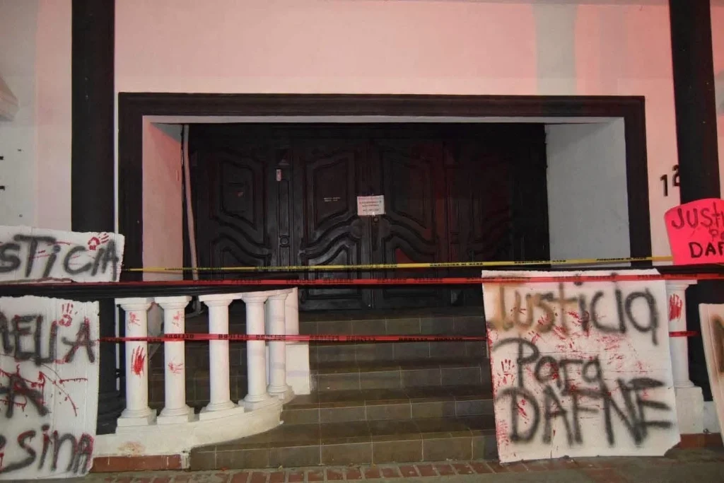 Pintan consignas y colocan velas frente a academia Doenitz para exigir justicia por Dafne 4 749403135 1465838881982179 613390848862150646 n
