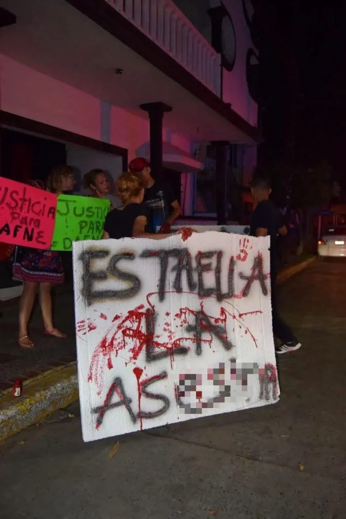 Pintan consignas y colocan velas frente a academia Doenitz para exigir justicia por Dafne 3 749651657 2614983765586717 3317670139775281571 n