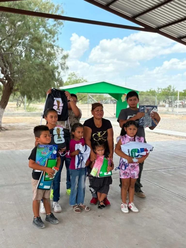Llevan útiles escolares y juguetes a niños del ejido La Sufrosa 2 753240880 1383409943855563 4847392861108217158 n