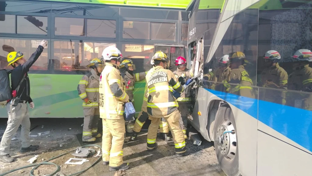 Choque en Monterrey deja lesionados y un prensado 4 755801954 1058224056689161 3405378639277090999 n