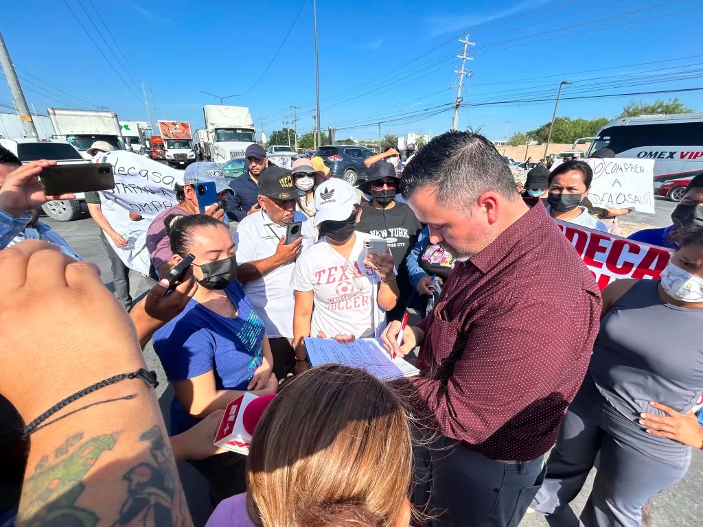 Bloquean carretera a Monterrey para exigir cumplimiento de constructora en Vista Alta 2 756524071 1050190814123783 3941451804400659526 n
