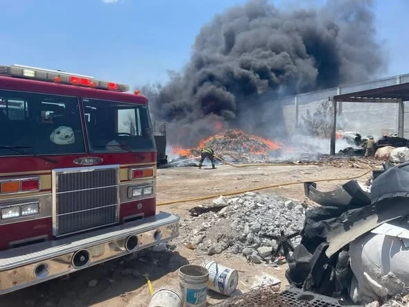 Controlan incendio en recicladora de Reynosa; bomberos y voluntarios evitan propagación del fuego 1 756999716 1490163242884224 8676189460933697151 n