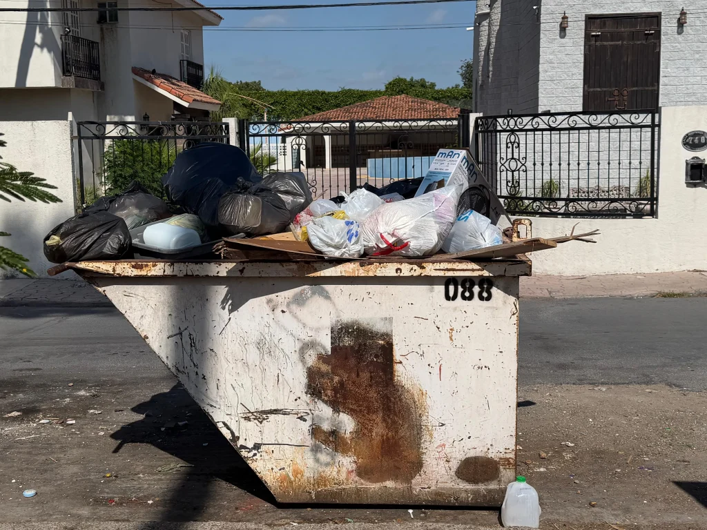 Piden no tirar escombro en contenedores de basura de plazas públicas 1 757345437 1198504429126594 5290322587526421521 n