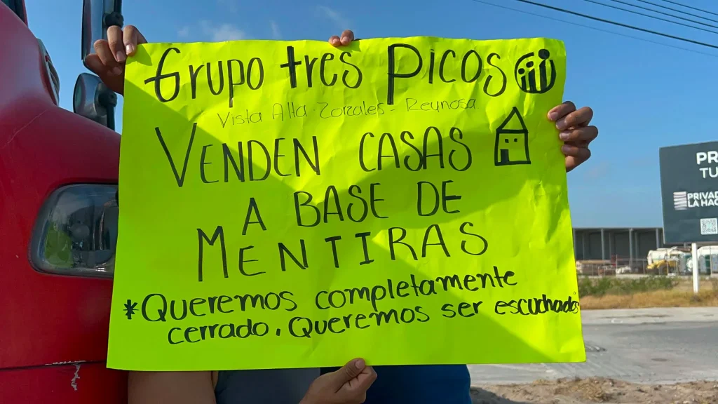 Bloquean carretera a Monterrey para exigir cumplimiento de constructora en Vista Alta 1 758027673 1719959492669537 4070451626542771597 n