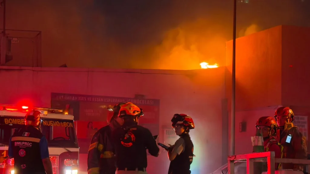 Incendio consume tienda Merco en Monterrey 1 758913939 2118395528883614 698697597969061295 n