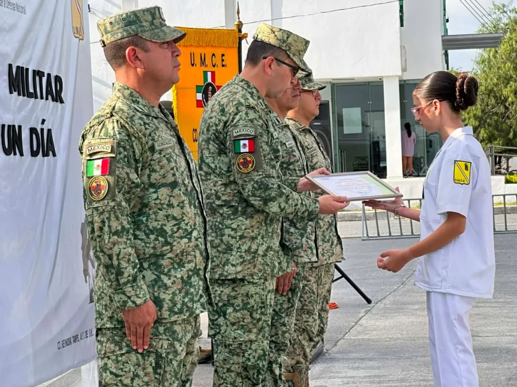 Elena Alely cumple su sueño de ser médica militar por un día en Reynosa 2 759348531 1595094712240926 3338651203200793014 n