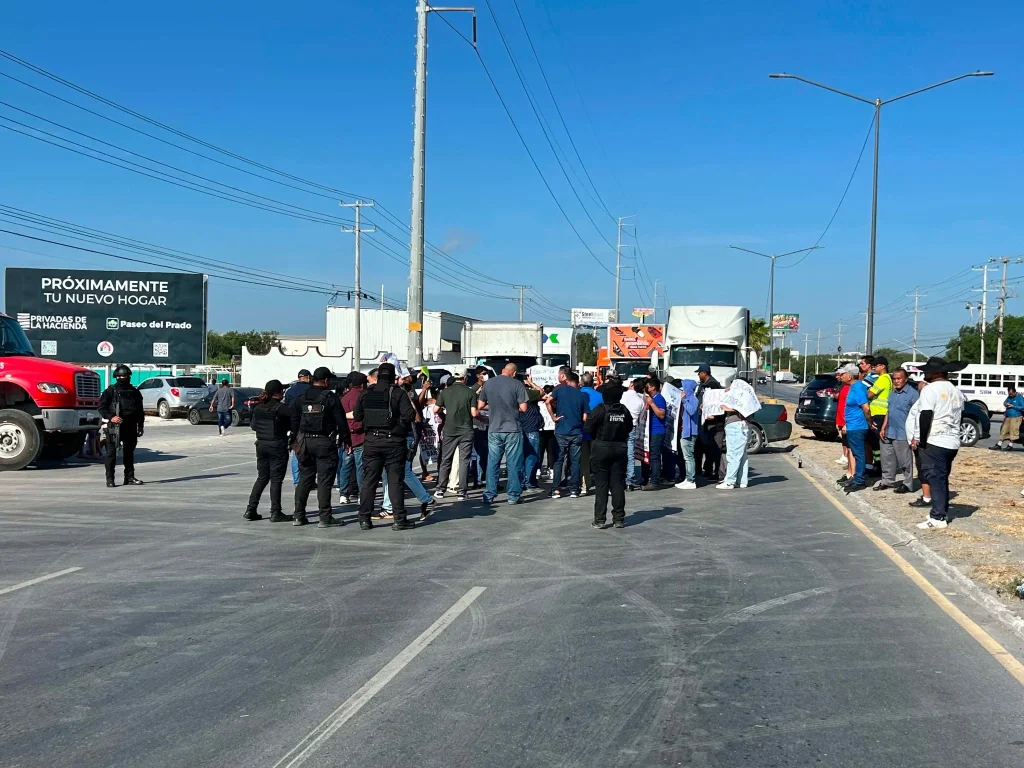 Bloquean carretera a Monterrey para exigir cumplimiento de constructora en Vista Alta 3 759390239 2228331004608593 3290505095604231169 n