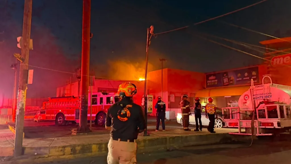 Incendio consume tienda Merco en Monterrey 2 759985279 1368415472103316 8678423284178791090 n