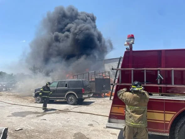Controlan incendio en recicladora de Reynosa; bomberos y voluntarios evitan propagación del fuego 2 760241533 898610276128200 7285206796310574714 n