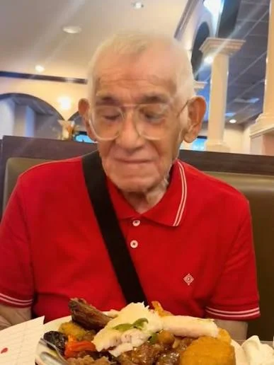 Abuelito en Texas conmueve a las redes con video al celebrar solito su cumpleaños 1 ABUELITO 77