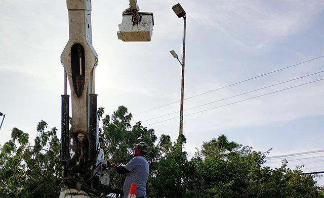 Rehabilita Servicios Públicos juegos y mobiliario en Jarachina Sur, Carlos Cantú y Campestre 1 ALUMNBRADO REYNOSA 1a