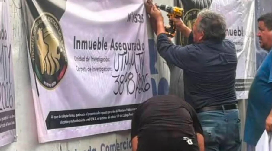 Agentes ministeriales colocan sellos de aseguramiento en un edificio debido a un caso de fraude inmobiliario en Monterrey Agentes ministeriales colocan sellos de aseguramiento en un edificio debido a un caso de fraude inmobiliario en Monterrey
