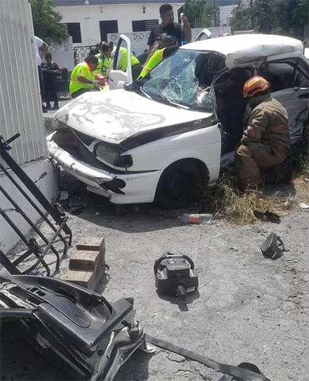 Rescatan a hombre atrapado en su auto tras accidente en Monterrey 1 CHOQUE 2bbb2