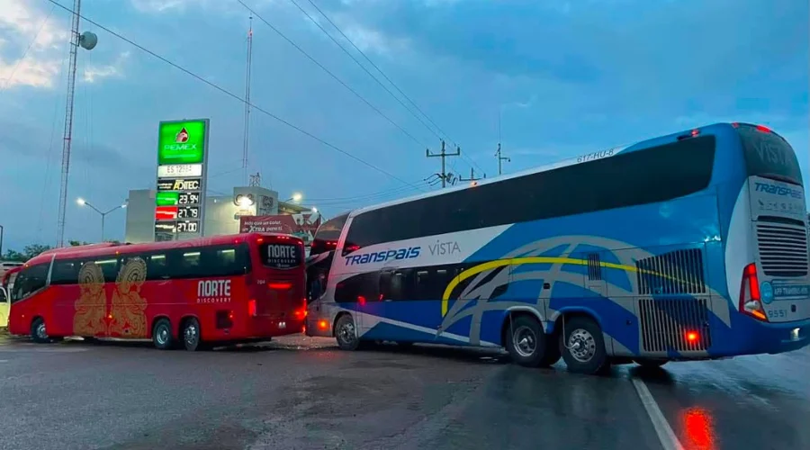 Chocan autobuses y causan cierre parcial de carretera