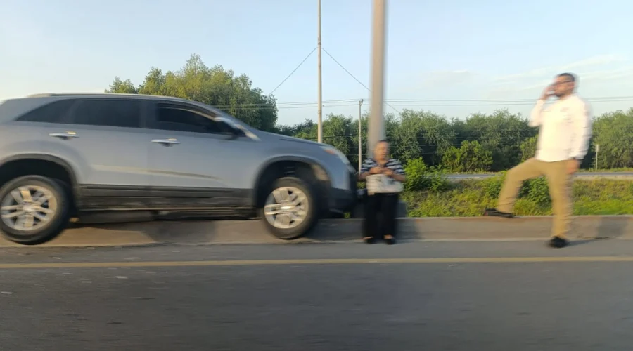 Conductora se trepa a camellón en Reynosa