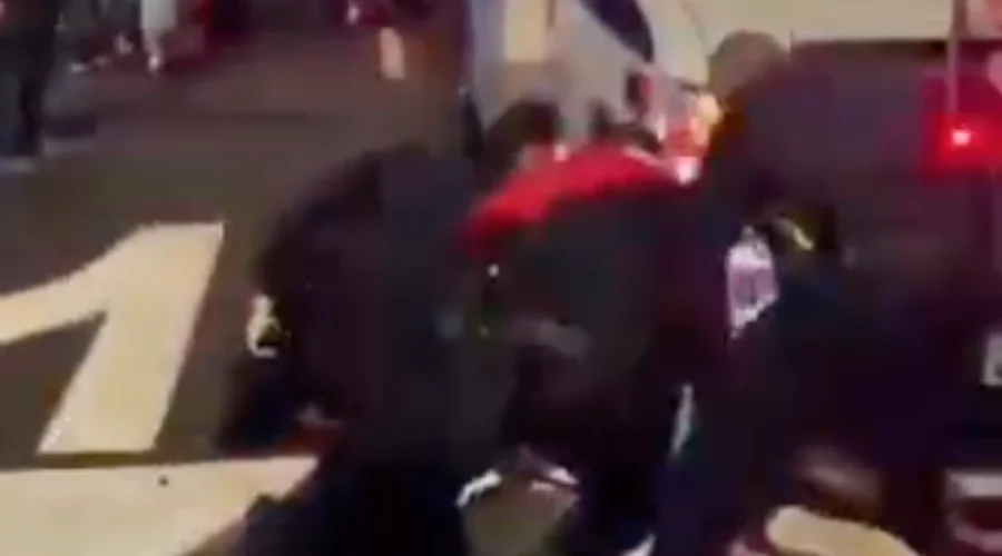 En EU no toleran; detienen con violencia a aficionado que trepa a ambulancia