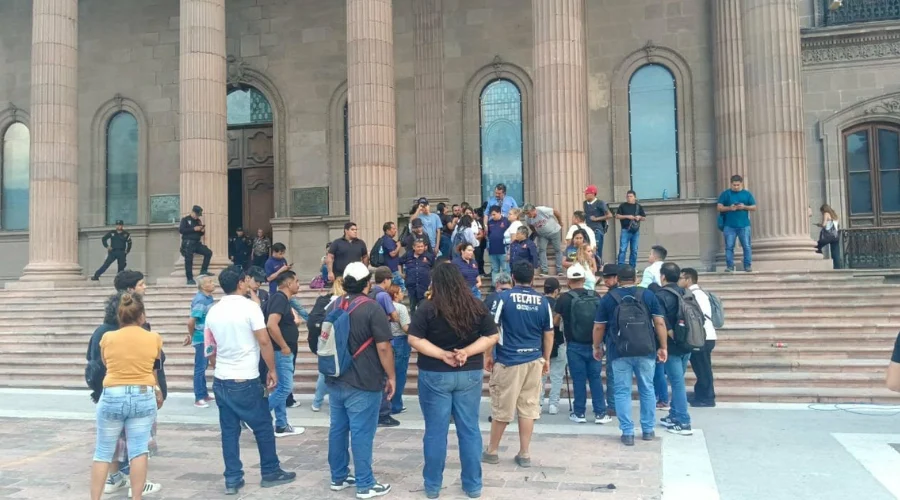 Gobierno de NL pagará adeudos a operadores de rutas mundialistas tras protesta