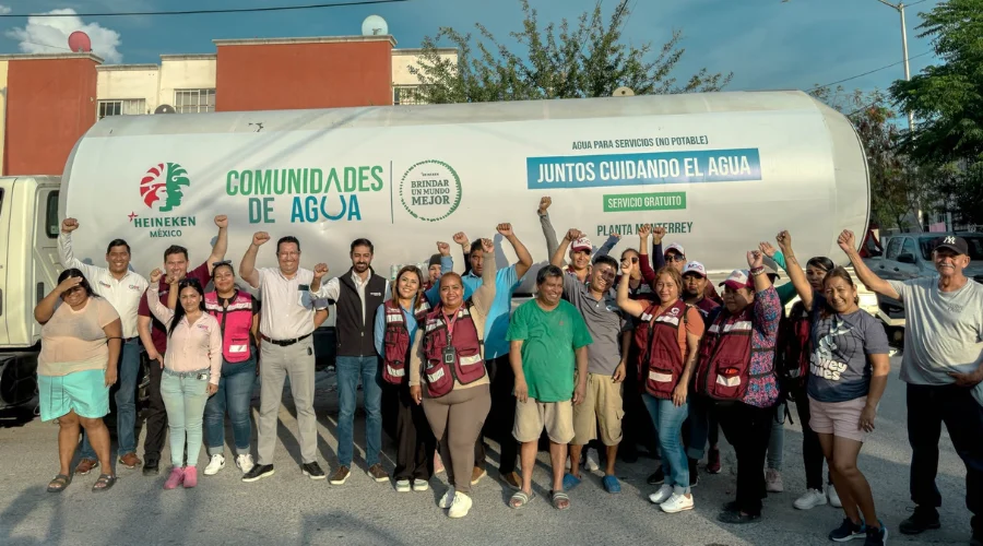 Heineken México dona agua a familias de García ante problemas de abasto